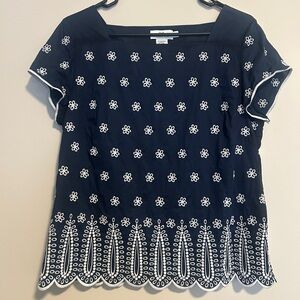 Vineyard Vines Navy Top White Floral Size 10 -  Excellent Condition - Coastal